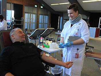 Norbert Lang, Hallenwart der Stadthalle Lichtenfels, ist immer dabei, wenn hier Spendentermine stattfinden. Dorothee Pohl bereitet die Blutentnahme vor. Fotos: Tobias Kindermann