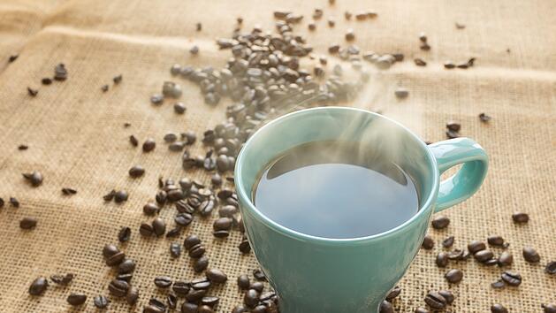 Kaffee hemmt die Eisenaufnahme im Körper, weshalb Sie ihn nicht zum oder direkt nach dem Essen trinken sollten.