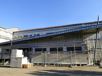Die Grund- und Mittelschule Kirchehrenbach gleicht aktuell einer Großbaustelle.  Fotos: Thomas Weichert
