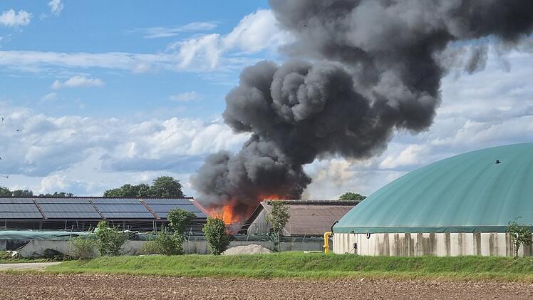 Flammen schlagen aus Scheunendach