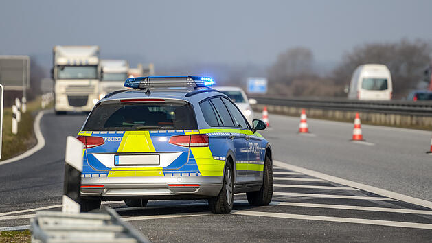 Schwerer Unfall auf der A93: Mercedes &uuml;berschl&auml;gt sich auf nasser Fahrbahn