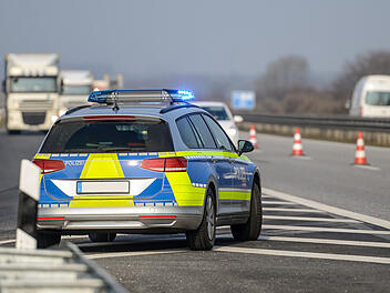 Schwerer Unfall auf der A93: Mercedes überschlägt sich auf nasser Fahrbahn