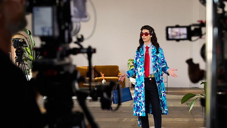 Alexavius sichert sich seinen ersten Job.