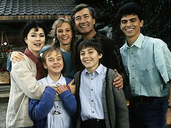 &Uuml;ber Jahrzehnte eine der beliebtesten TV-Serien: Von 1988 bis 2013 begeisterten die Geschichten um F&ouml;rster Martin Rombach (Christian Wolff, Bild, zweiter von rechts) und seine Familie die Zuschauer.