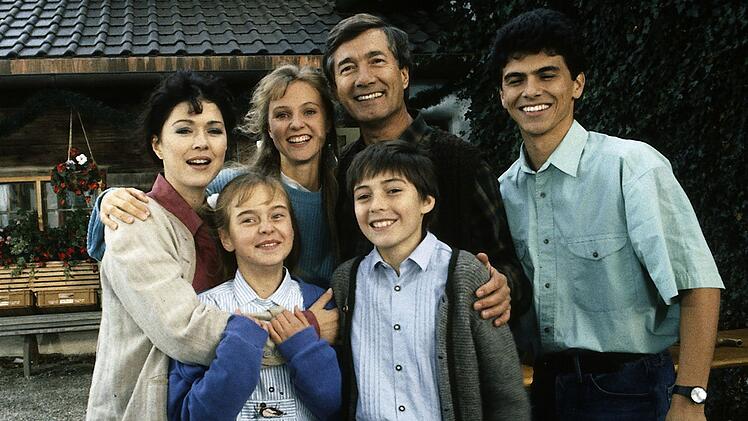 &Uuml;ber Jahrzehnte eine der beliebtesten TV-Serien: Von 1988 bis 2013 begeisterten die Geschichten um F&ouml;rster Martin Rombach (Christian Wolff, Bild, zweiter von rechts) und seine Familie die Zuschauer.