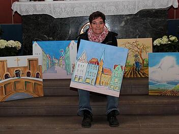 Manuela Keller-Denzler mit den Bildern, die ersteigert werden können. Foto: Johanna Blum