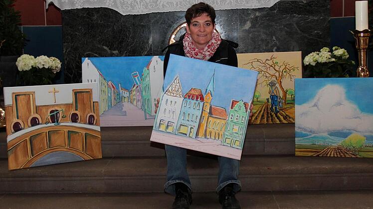 Manuela Keller-Denzler mit den Bildern, die ersteigert werden können. Foto: Johanna Blum