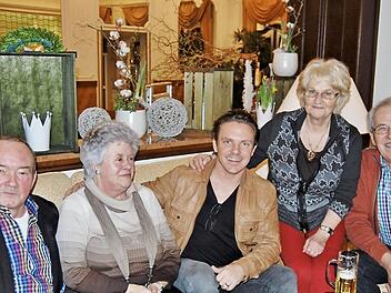 Ganz für sich allein hatten diesmal die Ehepaare Sigurd und Rosa Weber (links) sowie Otmar und Hannelore Halpfer ihren Star Stefan Mross Fotos: Sigismund von Dobschütz