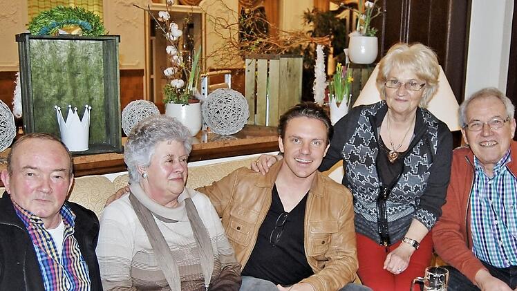 Ganz für sich allein hatten diesmal die Ehepaare Sigurd und Rosa Weber (links) sowie Otmar und Hannelore Halpfer ihren Star Stefan Mross Fotos: Sigismund von Dobschütz