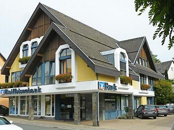 Die Hauptstelle der Raiffeisenbank Oberland eG an der Marktstraße 26 in Marktleugast. Fotos: Klaus-Peter Wulf