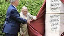 Joachim Herrmann und Edgar Sitzmann bei der Enthüllung der Staufer-Stele.