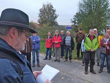 Feldgeschworenen-Obmann Herrmann Schlereth (links) begrüßte rund 40 interessierte Begleiter an der Bohligsäule.  Foto: Gerd Schaar