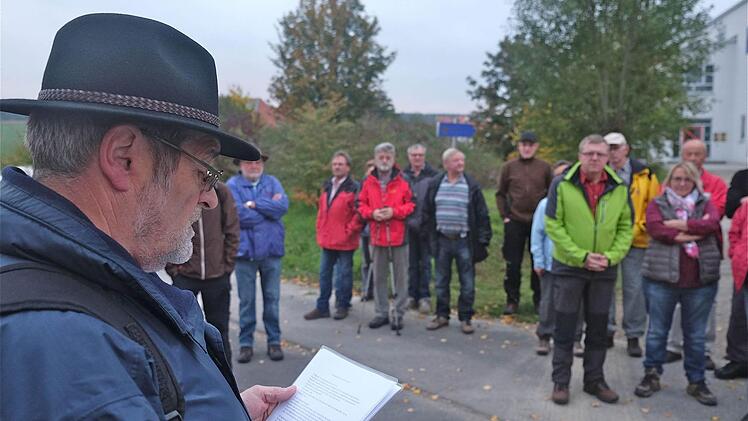 Feldgeschworenen-Obmann Herrmann Schlereth (links) begrüßte rund 40 interessierte Begleiter an der Bohligsäule.  Foto: Gerd Schaar