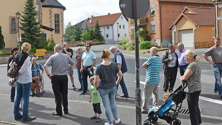 An der Kirche in Poppenroth ist alles in Ordnung, aber die Bürger wollen für den Stadtteil mehr und bessere Einkaufsmöglichkeiten. Foto: Peter Rauch