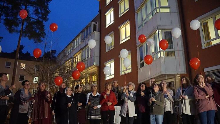 Viel Spa&szlig; hatten die Mitarbeiter des Pflegezentrums mit den Luftballons in den Farben des Malteserordens, die sie mit ihren W&uuml;nschen im Patientengarten steigen lie&szlig;en.Pascale Ferry