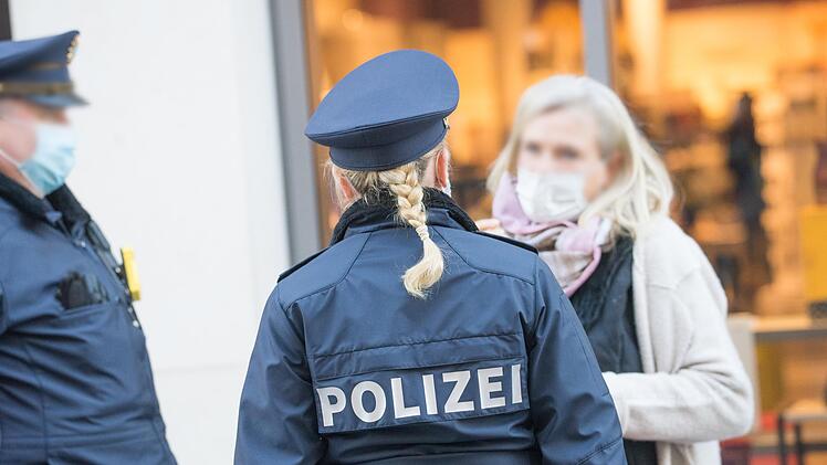 Bei Kontrollen von Polizei und Sicherheitswacht sind im Landkreis Bad Kissingen zahlreiche Verstöße gegen die Corona-Auflagen festgestellt und angezeigt worden.  Foto: Symbolfoto Ulises Ruiz