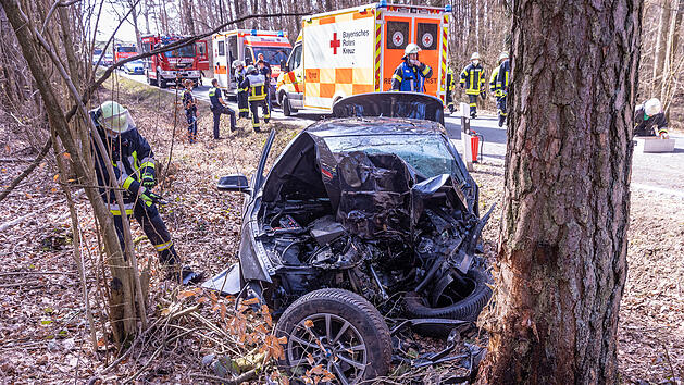 Landkreis Bamberg: Auto kracht gegen Baum - 26-J&auml;hriger in "kritischem Zustand"