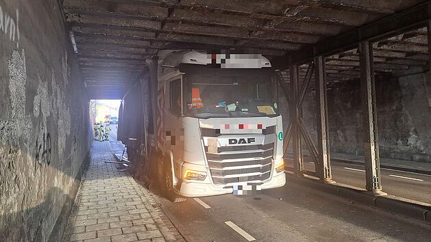 Lkw sorgt f&uuml;r Stra&szlig;ensperrung am Bahnhof in Bamberg