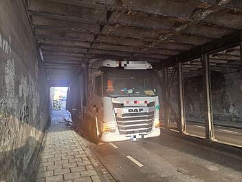 Lkw sorgt für Straßensperrung am Bahnhof in Bamberg