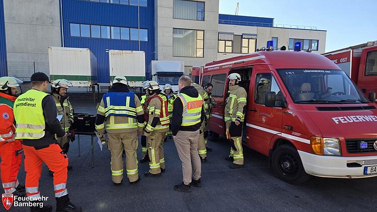 Gefahrgutzug der Feuerwehr Bamberg zu ABC-Einsatz alarmiert: Auslaufende Schwefelsäure