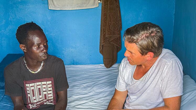 Max (links) aus Senegal hat es nach Europa geschafft. Markus Lanz unterhält sich mit ihm und will wissen: Welche Motive treiben Max an - und gab es auch alternative Überlegungen bei ihm?