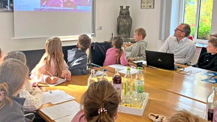 Die Klasse 4b im Sitzungssaal in Fuchsstadt mit dem B&uuml;rgermeister Ren&eacute; GernerPetra Eck