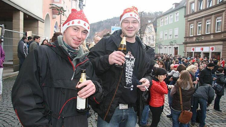 Nur ein Bier, mehr nicht - das ist das Motto von Martin Wiegärtner (32) und Dominik Kugas (33). Dominik Kugas genießt die Feierlaune, denn er ist eigentlich Polizist und hatte auch schon so manches Mal Dienst am Heiligen Frühschoppen