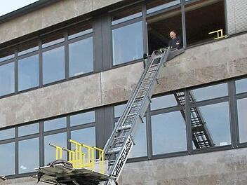 Die Stühle und Tische der Schule werden ins Lindner-Gebäude gebracht.   Fotos: Mathias Erlwein