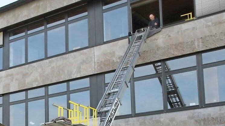 Die Stühle und Tische der Schule werden ins Lindner-Gebäude gebracht.   Fotos: Mathias Erlwein