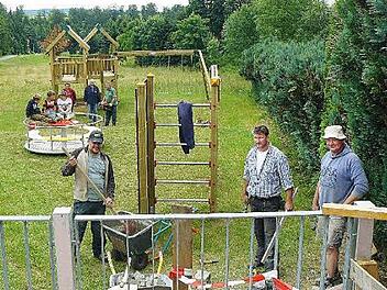 Die Schwander Männer packten tüchtig an, damit der lang ersehnte Kinderspielplatz in dem kleinen Stadtsteinacher Stadtteil am 20. Juli auch offiziell von den Mädchen und Jungen in Beschlag genommen werden kann. Die bereits aufgerichteten Spielgeräte wurden von einigen Kindern natürlich schon ausprobiert. Foto: Klaus-Peter Wulf