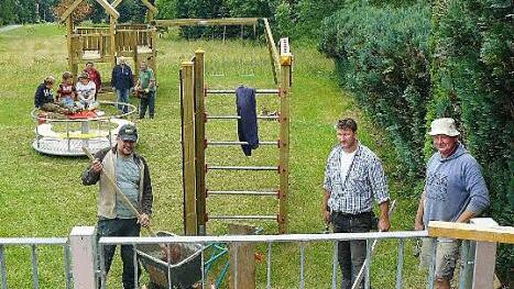 Die Schwander Männer packten tüchtig an, damit der lang ersehnte Kinderspielplatz in dem kleinen Stadtsteinacher Stadtteil am 20. Juli auch offiziell von den Mädchen und Jungen in Beschlag genommen werden kann. Die bereits aufgerichteten Spielgeräte wurden von einigen Kindern natürlich schon ausprobiert. Foto: Klaus-Peter Wulf
