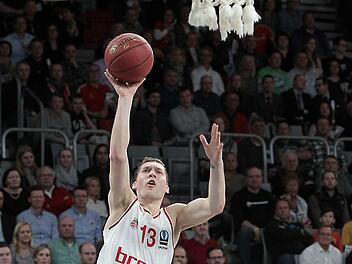 Janis Strelnieks erzielt zwei seiner 15 Punkte im Hinspiel gegen Lokomotiv Kuban. Foto: sportpress