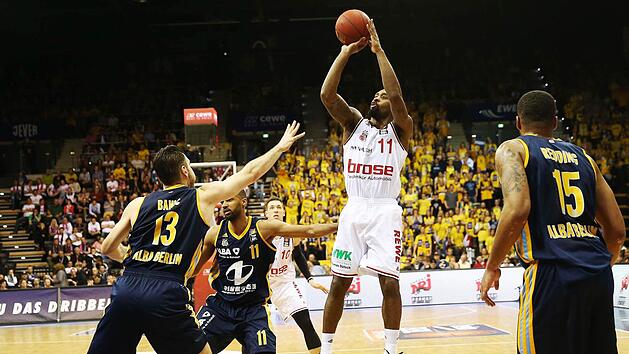 Der Bamberger Kapit&auml;n Brad Wanamaker steigt zum Sprungwurf hoch und erzielt zwei seiner insgesamt 22 Punkte. Fotos: Daniel L&ouml;b