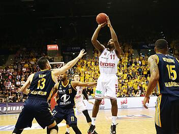 Der Bamberger Kapitän Brad Wanamaker steigt zum Sprungwurf hoch und erzielt zwei seiner insgesamt 22 Punkte. Fotos: Daniel Löb