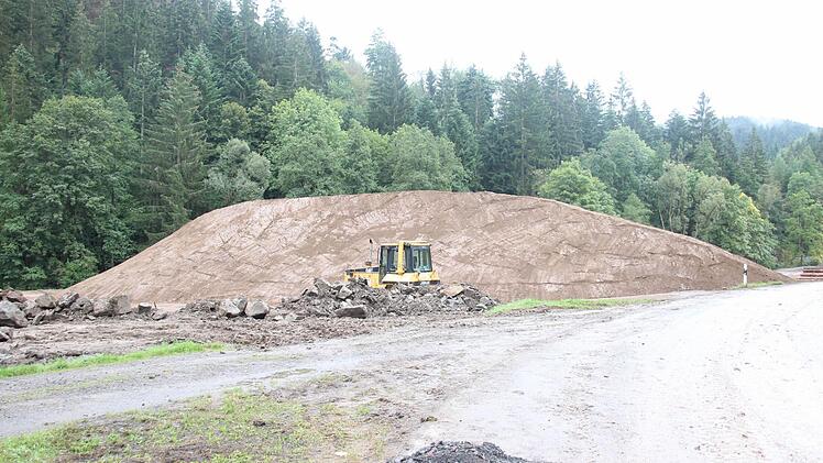 Der Wall an Humus an der Kremnitz ist hoch.  Foto: Friedwald Schedel