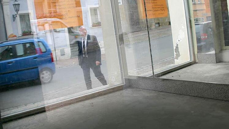 Schon im Jahr 2011, als dieses Bild entstanden ist, war "Leerstands-Management" im Rathaus ein Thema. Jetzt könnten die verlassenen Schaufenster möglicherweise bald durch Schulen oder Vereine gestaltet werden. Archivbild: Eckehard Kiesewetter