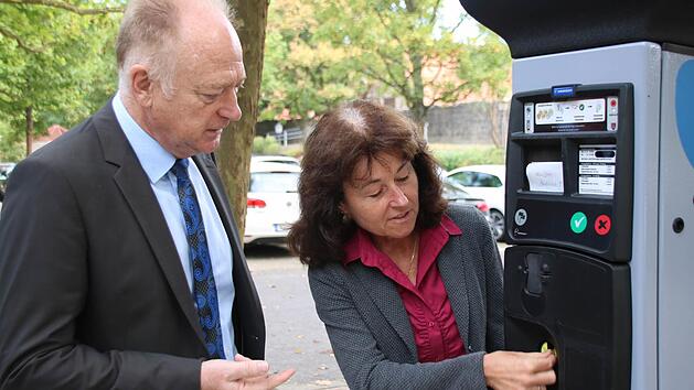 B&uuml;rgermeister Helmut Blank und Uschi Schorler vom B&uuml;rgerservice-B&uuml;ro testen den neuen Parkscheinautomaten.  Foto: Thomas Malz