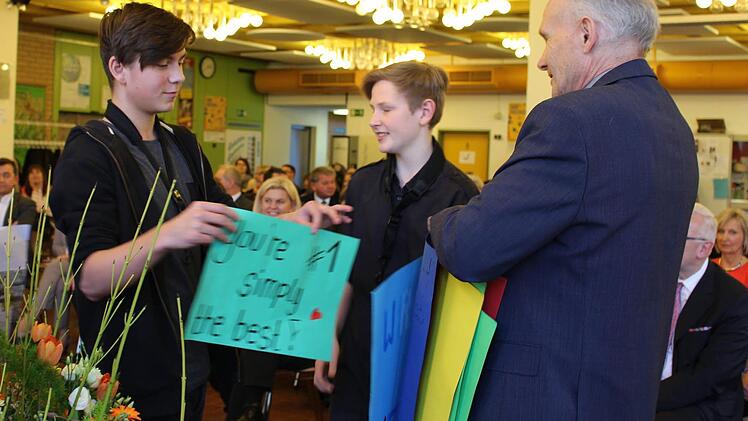 Die Schüler überreichten Klaus Morsch selbstgebastelte Plakate. Foto: Lisa Kieslinger
