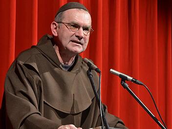 Fredi Breunig alias Bruder Elis&auml;us lie&szlig; bissige Satire und trockenen Humor &uuml;ber der Rh&ouml;n regnen. Foto: Kilian Trabert