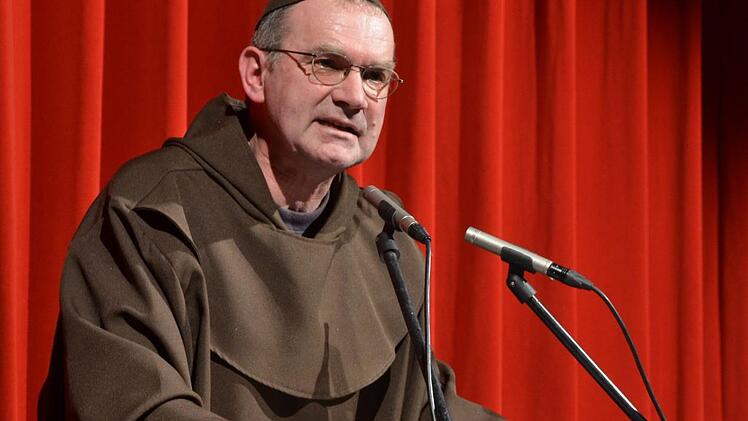 Fredi Breunig alias Bruder Elis&auml;us lie&szlig; bissige Satire und trockenen Humor &uuml;ber der Rh&ouml;n regnen. Foto: Kilian Trabert