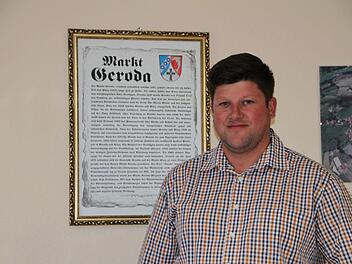 Da hängt sie, die Urkunde, nach der die Geröder heuer ein Jubiläum feiern wollten. Doch Bürgermeister Alexander Schneider ruderte zurück. Die Erstnennung des Ortes erfolgte wohl erst 1170. Foto: Ulrike Müller