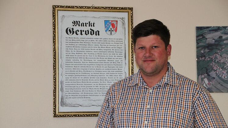 Da hängt sie, die Urkunde, nach der die Geröder heuer ein Jubiläum feiern wollten. Doch Bürgermeister Alexander Schneider ruderte zurück. Die Erstnennung des Ortes erfolgte wohl erst 1170. Foto: Ulrike Müller