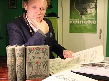 Malte Müller wälzt die Werke Friedrich Rückerts. Foto: Markus Häggberg