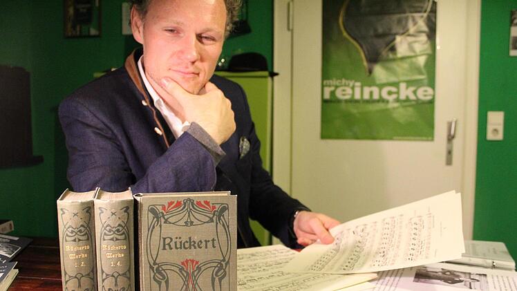 Malte Müller wälzt die Werke Friedrich Rückerts. Foto: Markus Häggberg