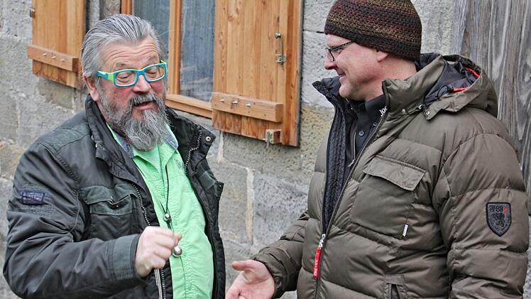 Fachsimpeln zwischen Brauern.  Jürgen Zürl (rechts) unterhält sich mit dem Betreiber von Helmut`s Hofschänke von Gut Leimershof.