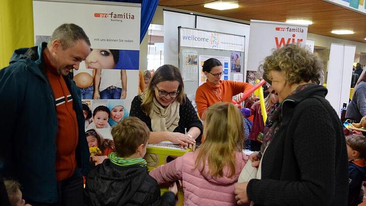 Viele Organisationen waren mit ihren Angeboten vertreten, hier der Stand von Pro Familia.Andrea Spörlein