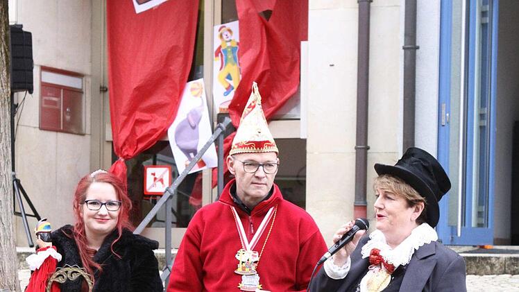Wechsel der Regentschaft, Frauenpower gibt den Rathausschlüssel weiter, die Männer stehen etwas ratlos dabei.  Foto: Thomas Dill