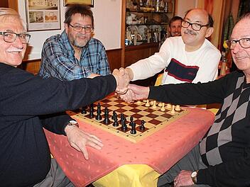 Vier für den SK und für weitere Jahre (von links): Peter Hohlweg (Schriftführer), Andreas Schüpferling (Kassier/Jugendtrainer), Gert Grüner (Zweiter Vorsitzender) und Klaus Krappmann (Vorsitzender) Foto: Markus Häggberg