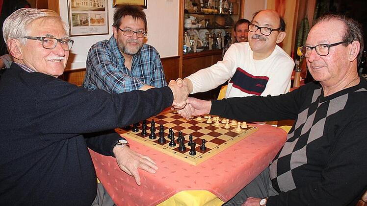 Vier für den SK und für weitere Jahre (von links): Peter Hohlweg (Schriftführer), Andreas Schüpferling (Kassier/Jugendtrainer), Gert Grüner (Zweiter Vorsitzender) und Klaus Krappmann (Vorsitzender) Foto: Markus Häggberg