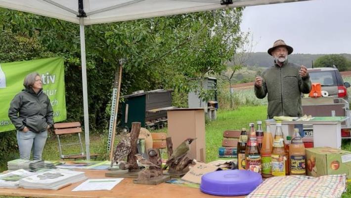 Auf der Streuobstwiese des Bund Naturschutzeinformierte Robert Hildmann (rechts) über Obst und Artenvielfalt.  Foto: Angelika Hildmann